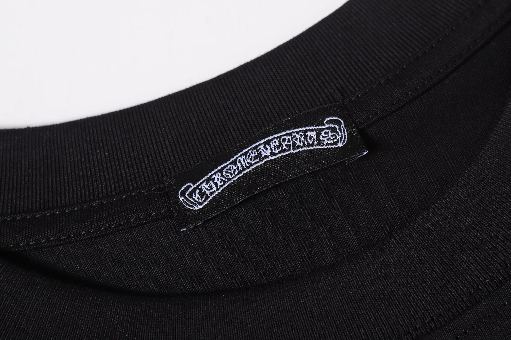 P160 Chrome Hearts CH Chrome Hearts Heavy Industry lip graffiti leather cross ✝️Short-sleeved T-shirt Use imported Tajima machine embroidery Correctly configured Black 2025 Chrome Hearts nylon bag authentic packaging 260 grams of custom-dyed double yarn cotton Large version Loose and stylish Differentiation from low version slim and long version The upper body pulls the hips 100% commitment: top quality Do not make fast food The highest version on the market Top quality - different from the ordinary versions on the market If you care about quality, you should also respect the price. Absolutely 0 after-sales service and 0 return rate so far. It’s hard not to love the style - 260g custom-dyed double yarn fabric - Correct high-density main mark, washed tag, hand-sewn